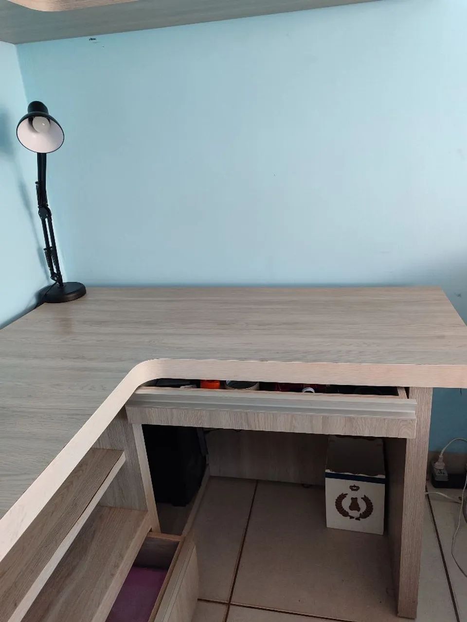 Mesa de escritório com prateleira - Foto 4