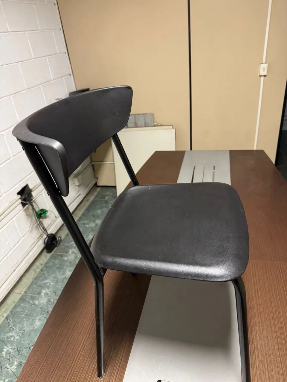 Cadeira de plástico vermelha  - Foto 3