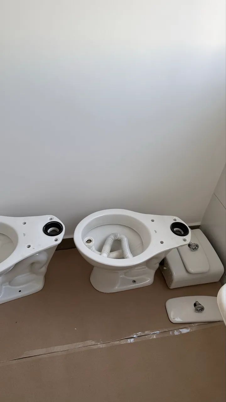 Deca Toilet with Close-Coupled Cistern - Excellent Condition