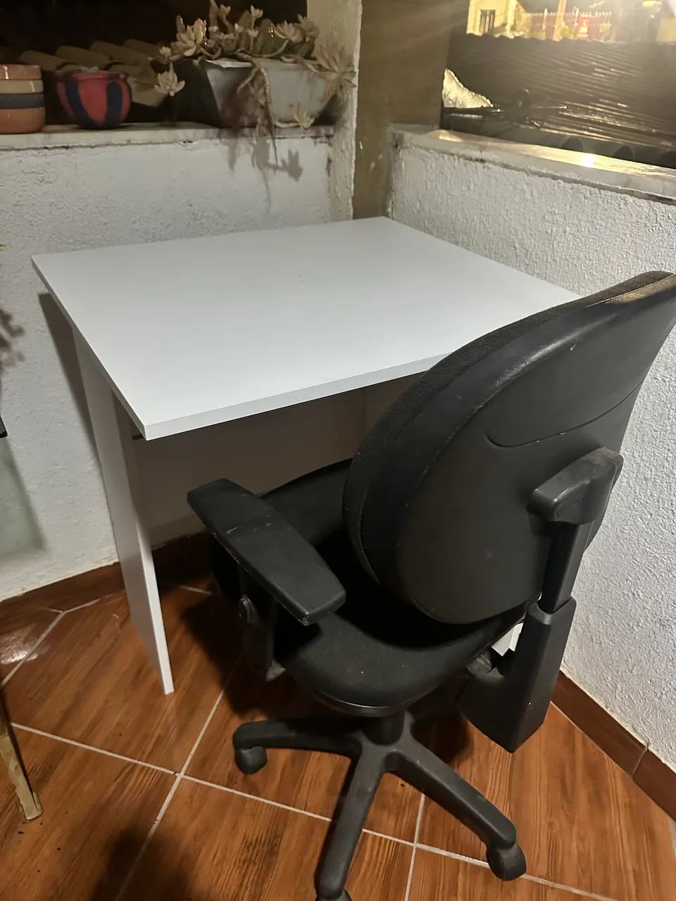 Mesa de canto com cadeira 