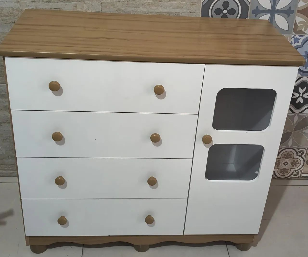 Cômoda bem conservada 