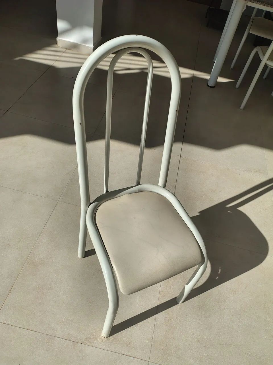 Mesa tubular com 06 cadeiras  - Foto 2
