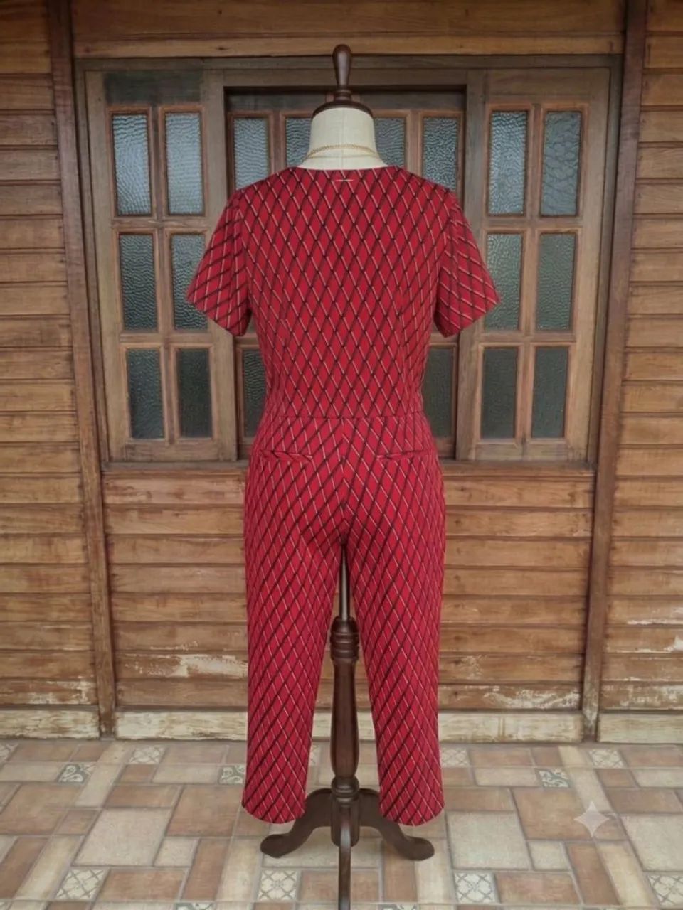 Conjunto vermelho estampado cortelle de blusa e calça  - Foto 3