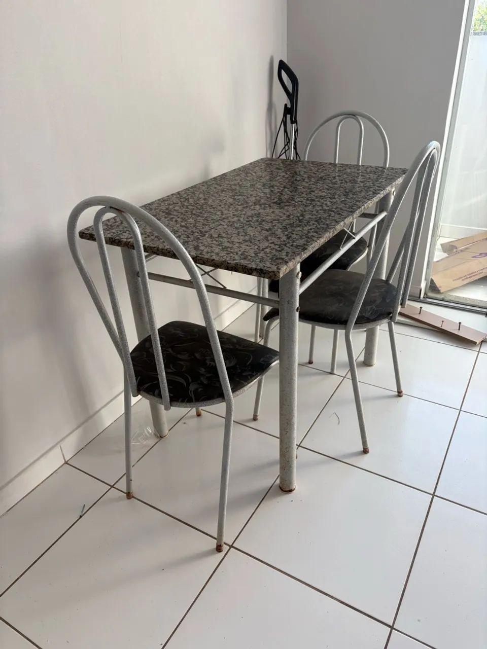VENDO MESA DE MARMORE COM 4 CADEIRAS - Foto 5