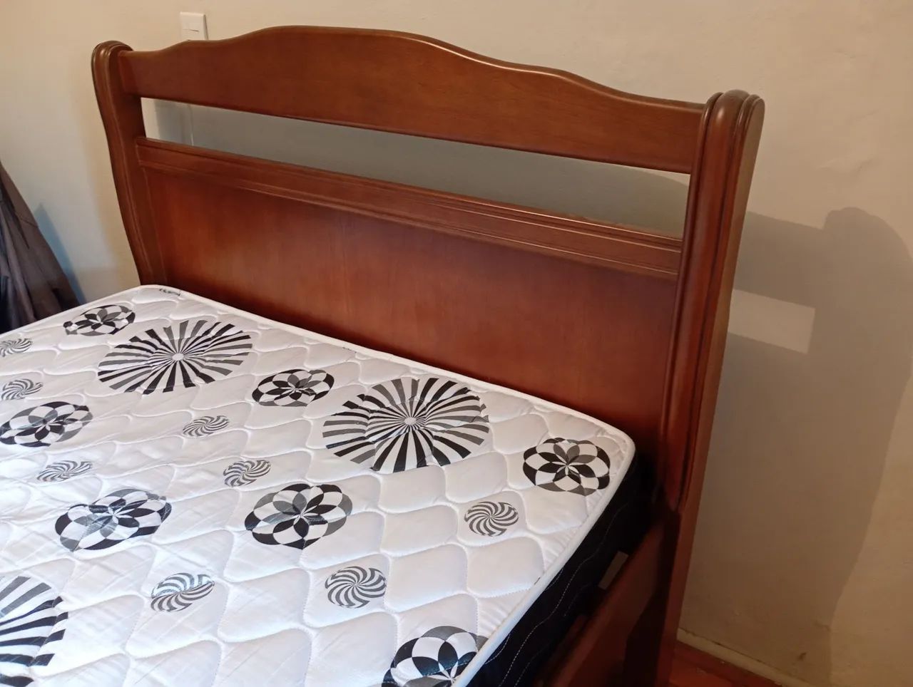 Cama de casal em madeira maciça com colchão  - Foto 3
