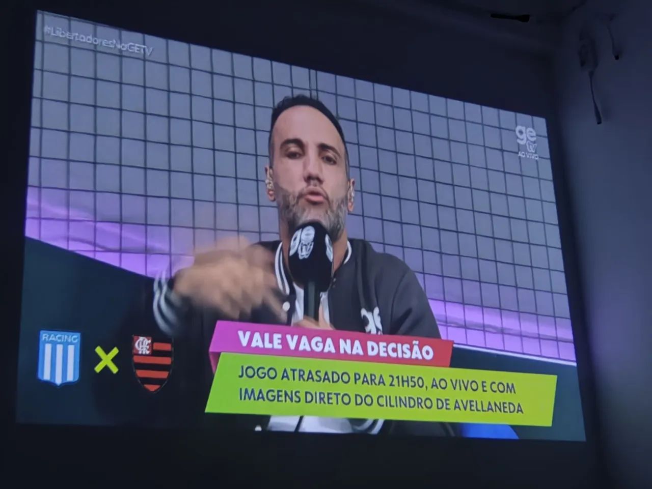 Projetor + Fire Stick TV = SmarTV Portátil  - Foto 3