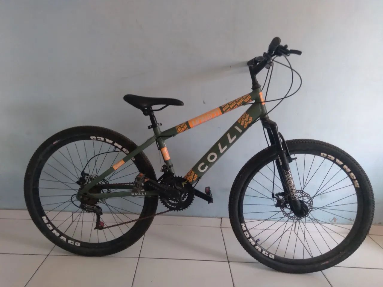 Bicicleta colli Mônaco, aro 25, freio a disco com 21 marchas 