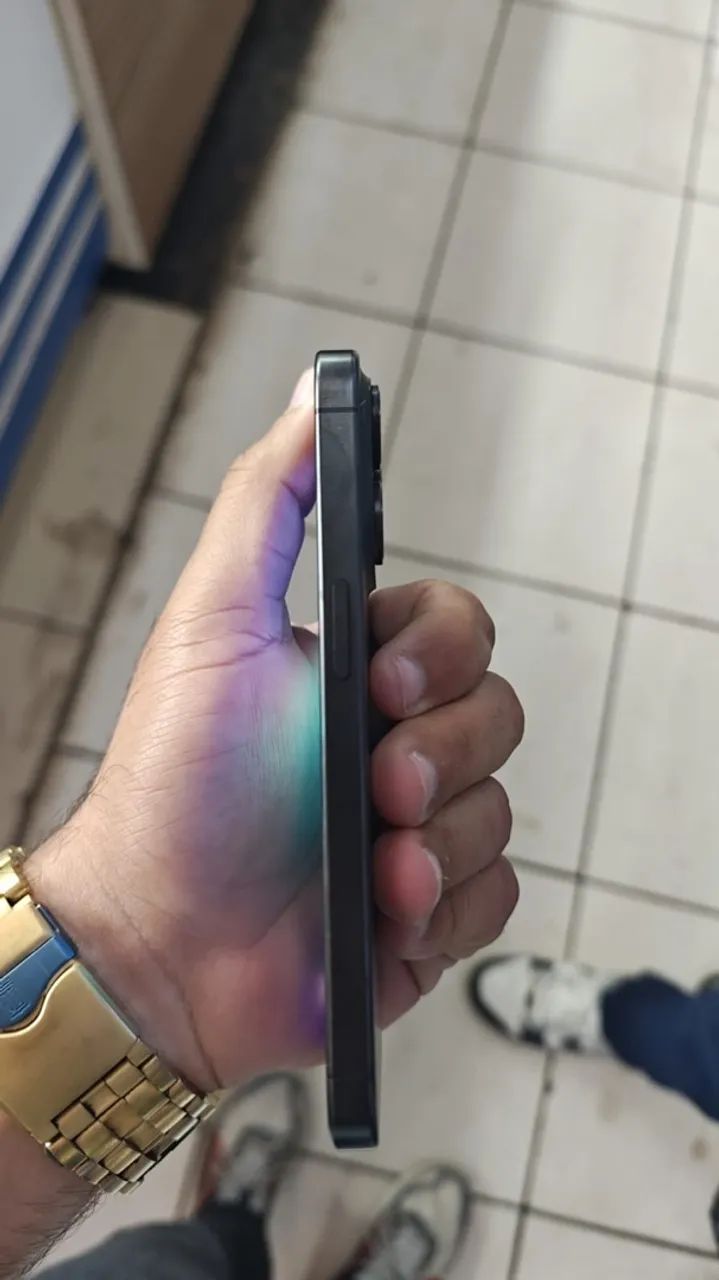 (Posso negociar)iphone 15 pro com uma pequena mancha  - Foto 2