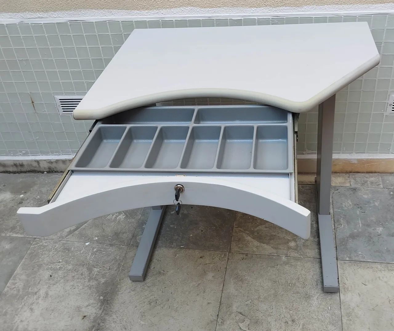 Mesa multiuso com gaveta 