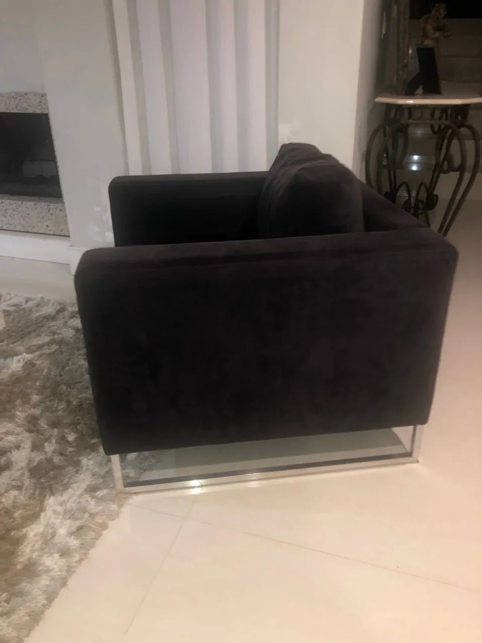 Poltrona Preta Moderna - Base Cromada - Design Sofisticado - Foto 2