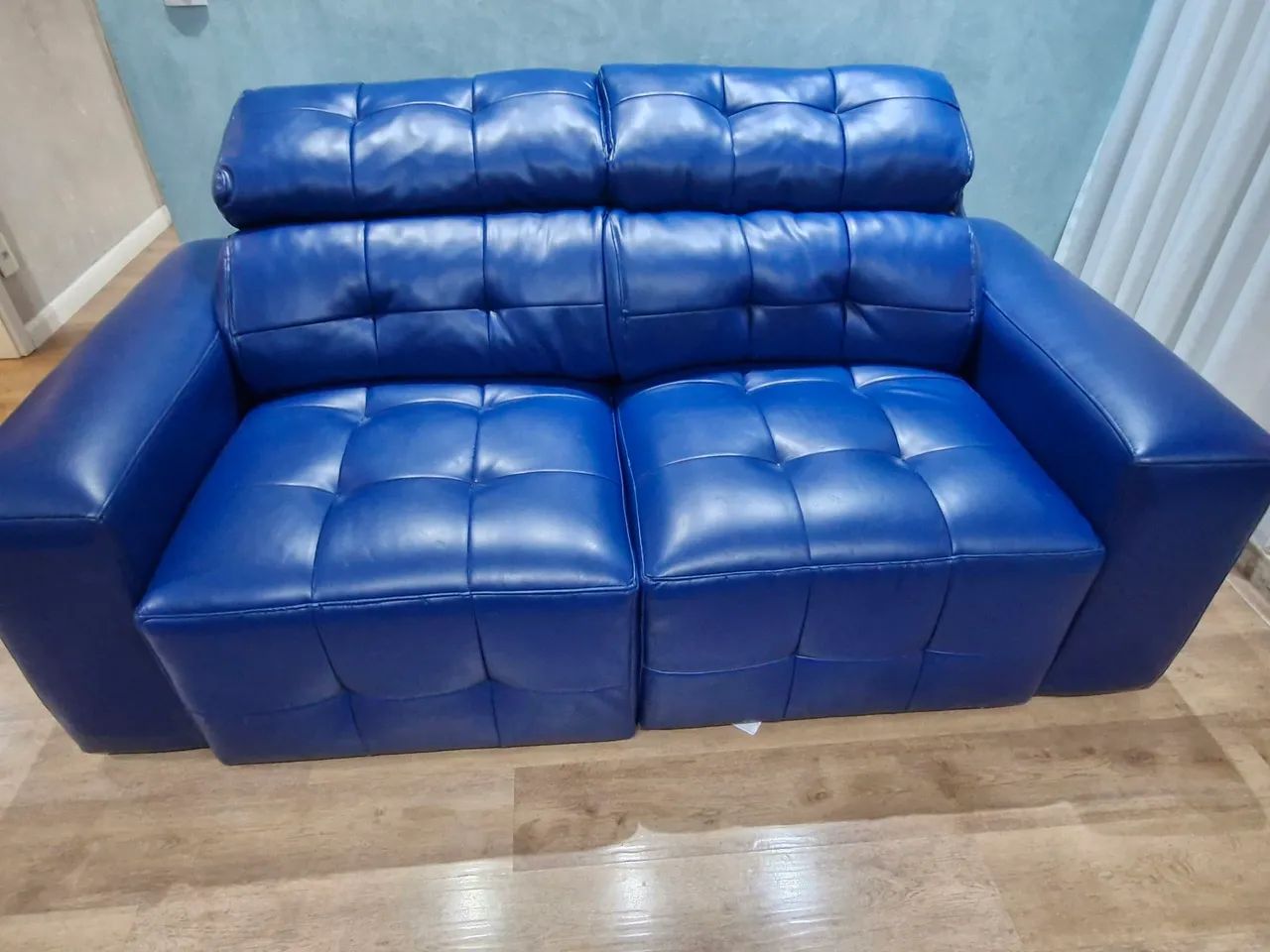 Sofá 3 lugares em courino azul  - Foto 4