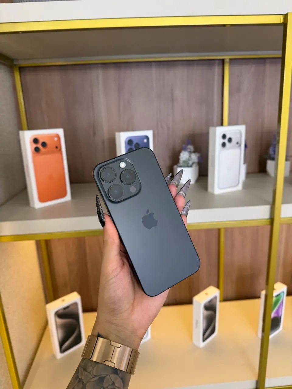 iPhone 15 Pro Titânio Preto  - Foto 2