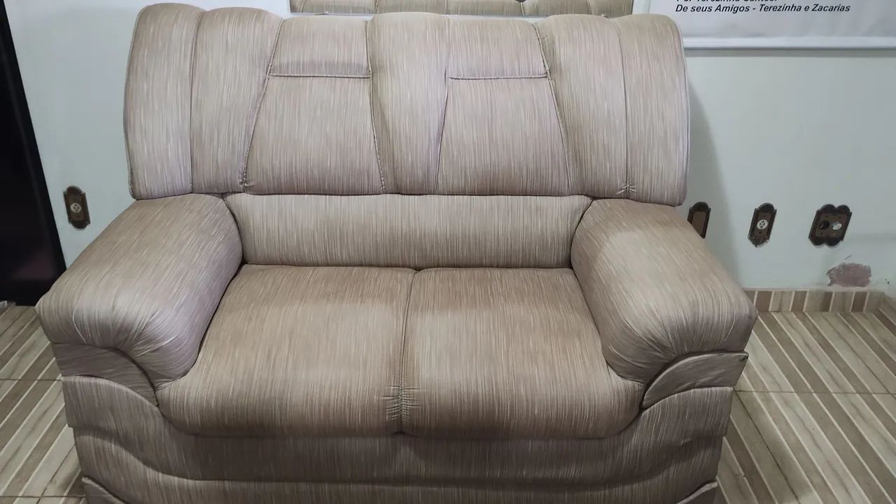 Sofá de curvim dois lugares, bem conservado,cor creme,  - Foto 2