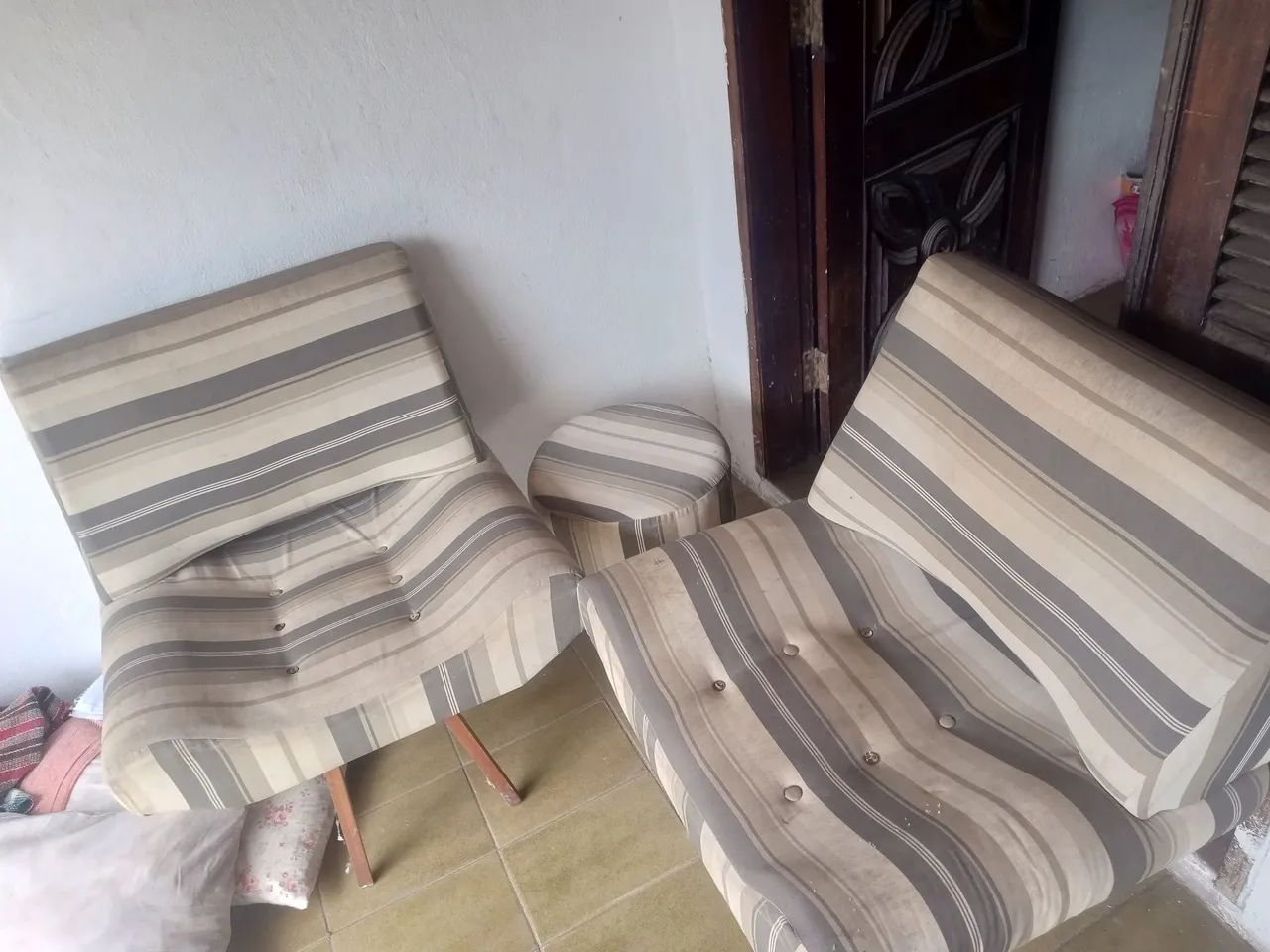 Vendo 2 poltrona e um puf conservado  - Foto 2