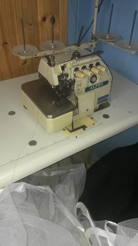 Máquina overloque 4 fio .volt 220