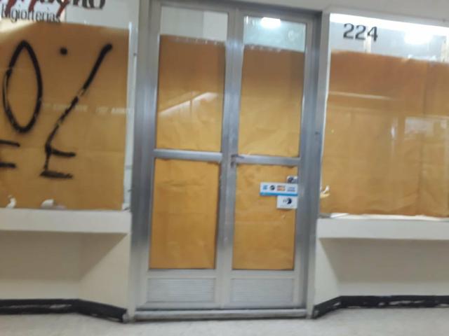 Vende- se uma porta de entrada de loja