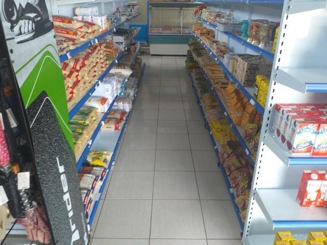 Mercado com Equipamentos e mercadorias