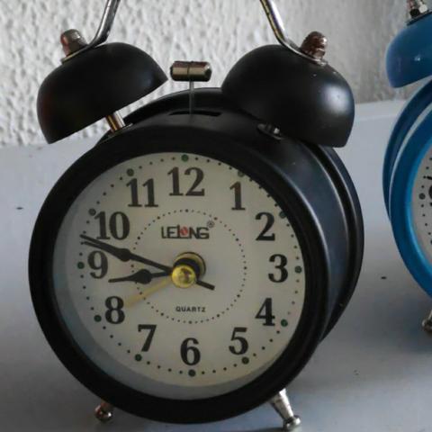 Relógio Despertador Analógico Lelong Retrô 2 Sinos Luz Interna LINDO - Foto 2