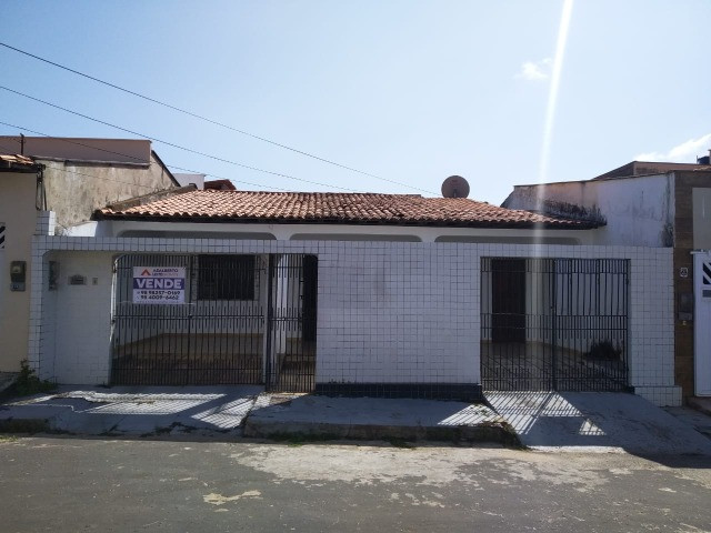 Casa no Cohatrac próximo do Supermercado Mateus e Shopping