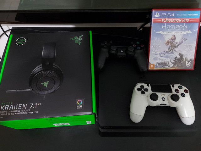 PlayStation 4 + Headset Razer Kraken 7.1 v2 + dois controles + Horizon Zero