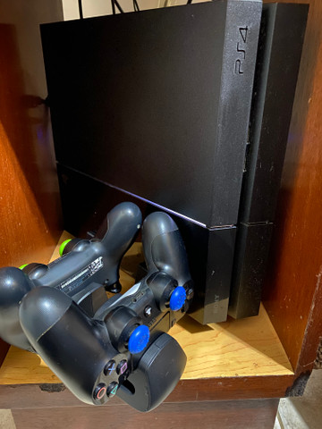 PS4 + carregador insígnia controles + 2 controles originais Sony + 3 jogos
