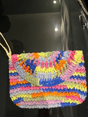 Bolsa de mão em palha colorida da marca europeia Primark, nova, nunca usada