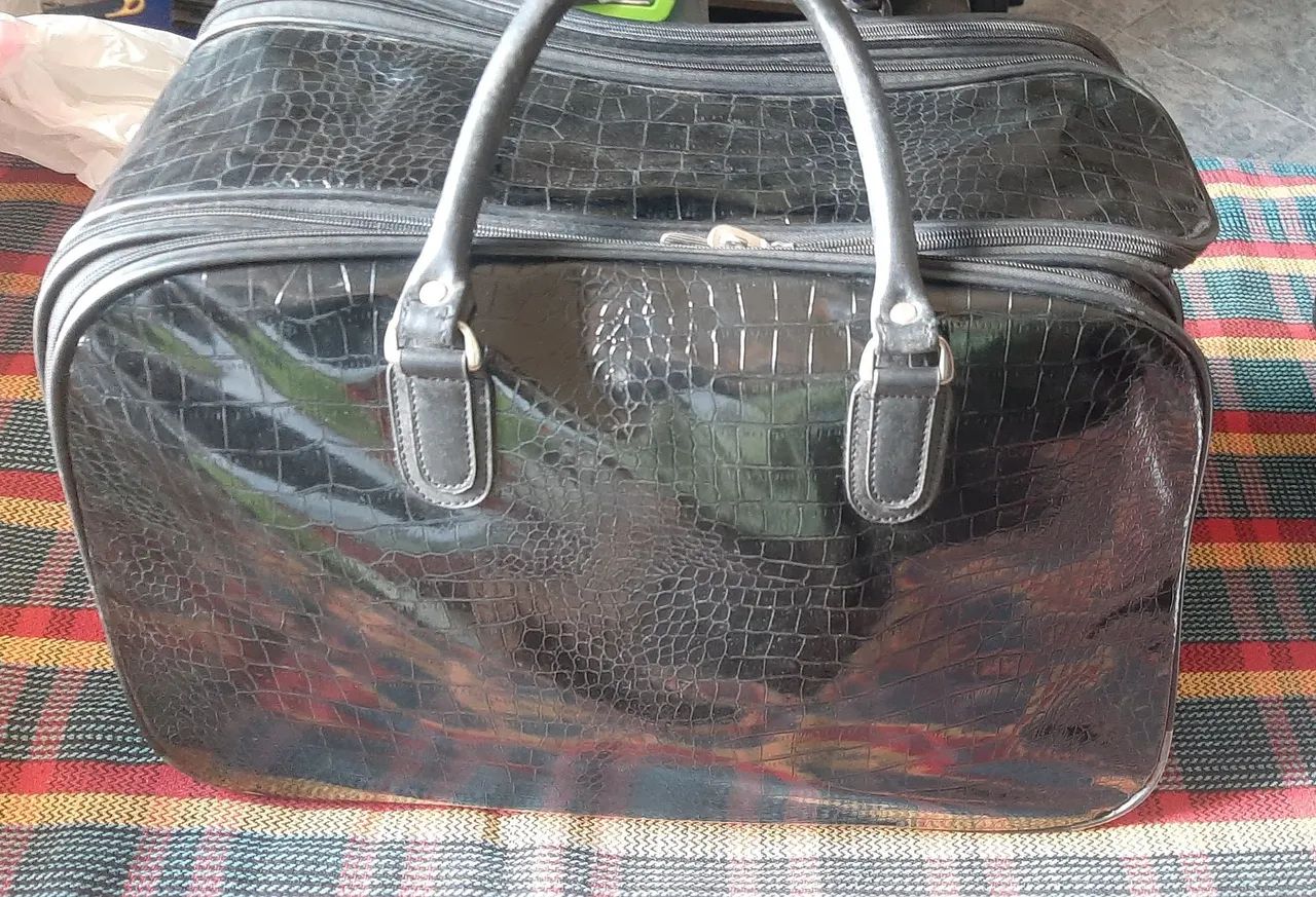 Bolsa preta envernizada - Foto 5