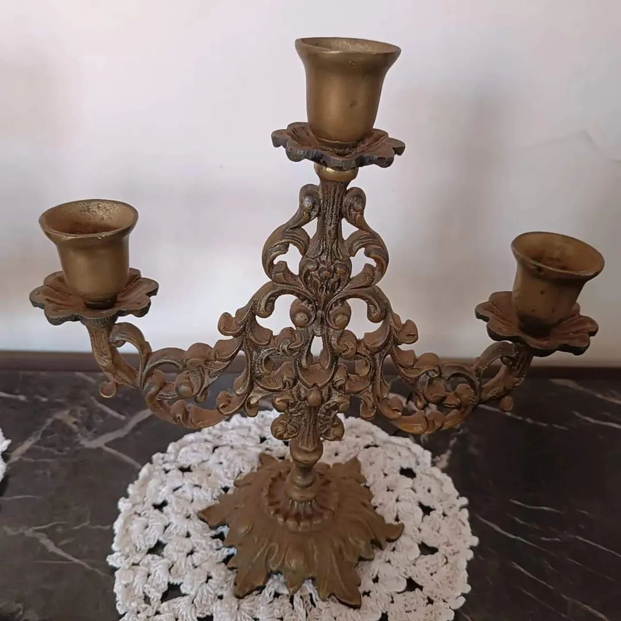 Par de Candelabros Antigos em Bronze - Foto 2