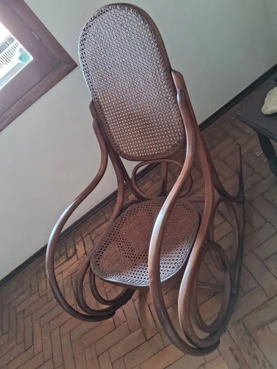 Belíssima Cadeira de Balanço Antiga (Madeira c/Palinha, Modelo AUSTRÍACA)