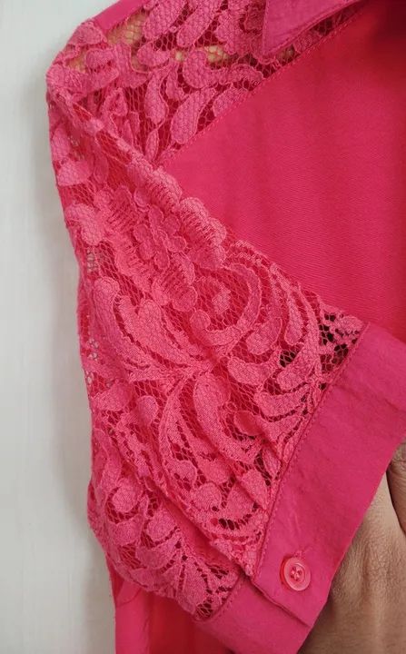 Camisete manga curta com detalhes em renda - Foto 5