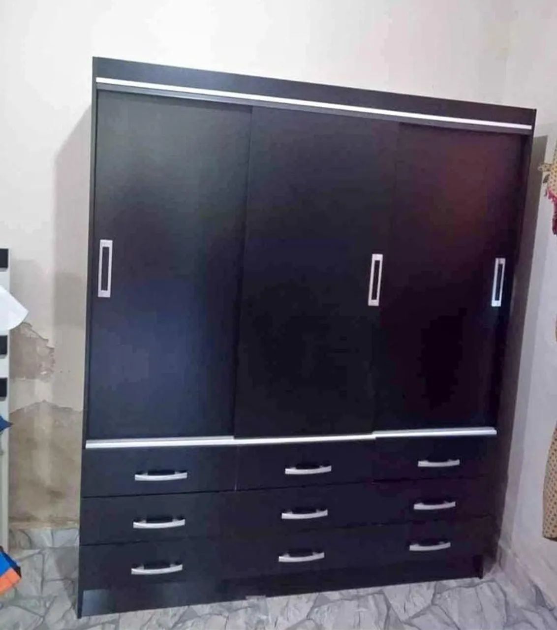 Guarda roupa 3 portas e 9 gavetas 