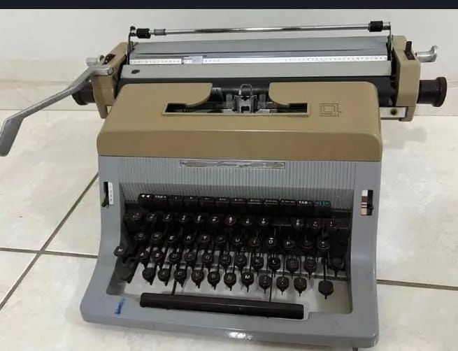 Máquina de escrever antiga Olivetti  - Foto 3