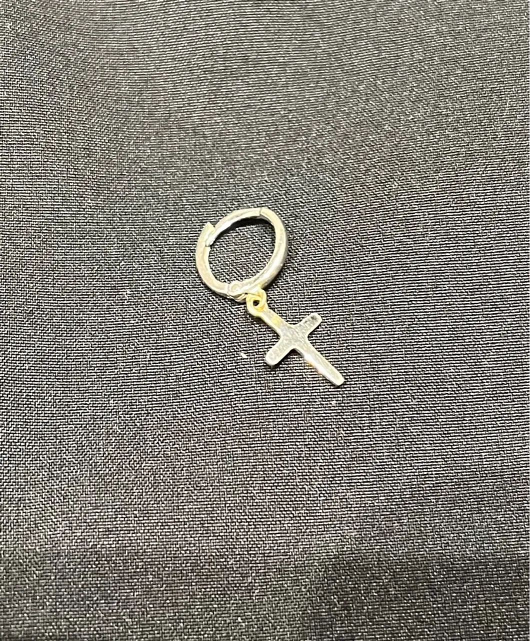 Brinco argola com cruz em ouro branco 18K
