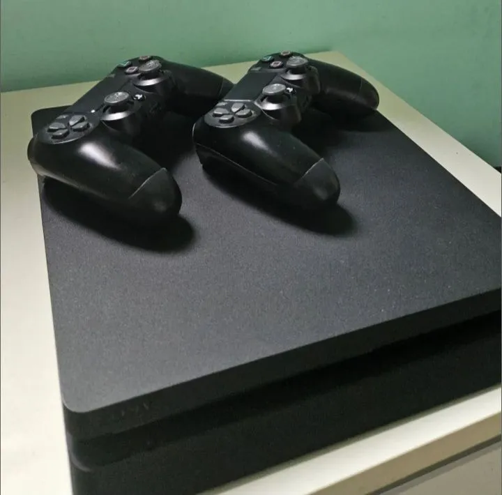 PlayStation 4 Slim com 2 Controles