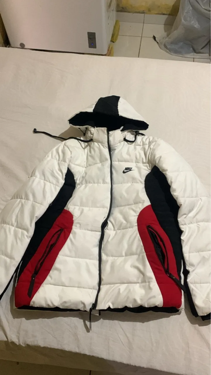 Jaqueta Nike Puffer Branca com Detalhes