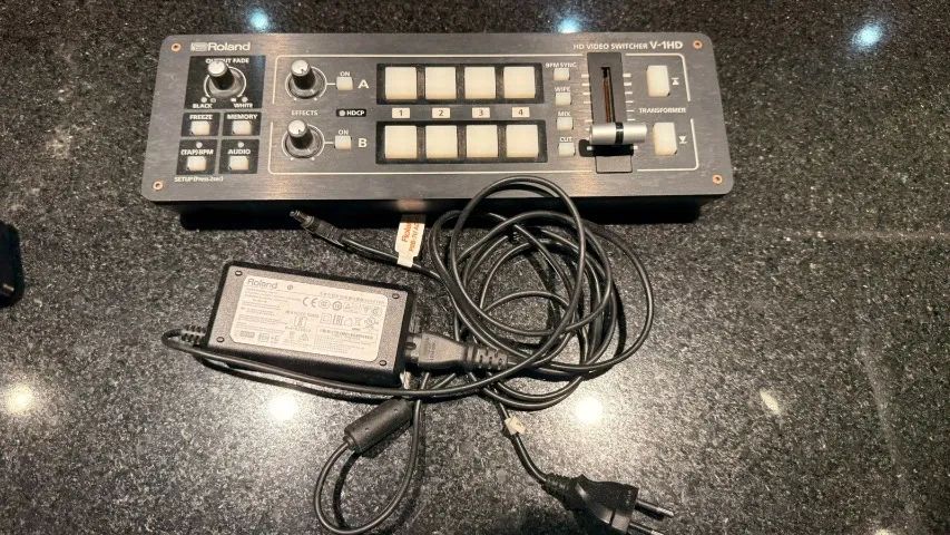 Roland Video Switcher Roland V-1hd 4 Canais (LIVE E STREAM) Controle por IPAD e computador - Foto 3