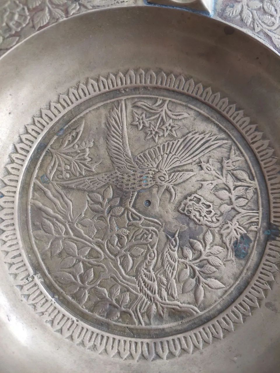 Cinzeiro de bronze antigo com detalhes em relevo - Foto 3