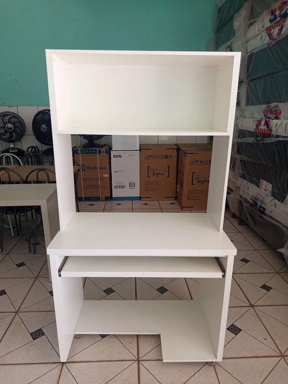 Mesa de computador em mdp branco. 
