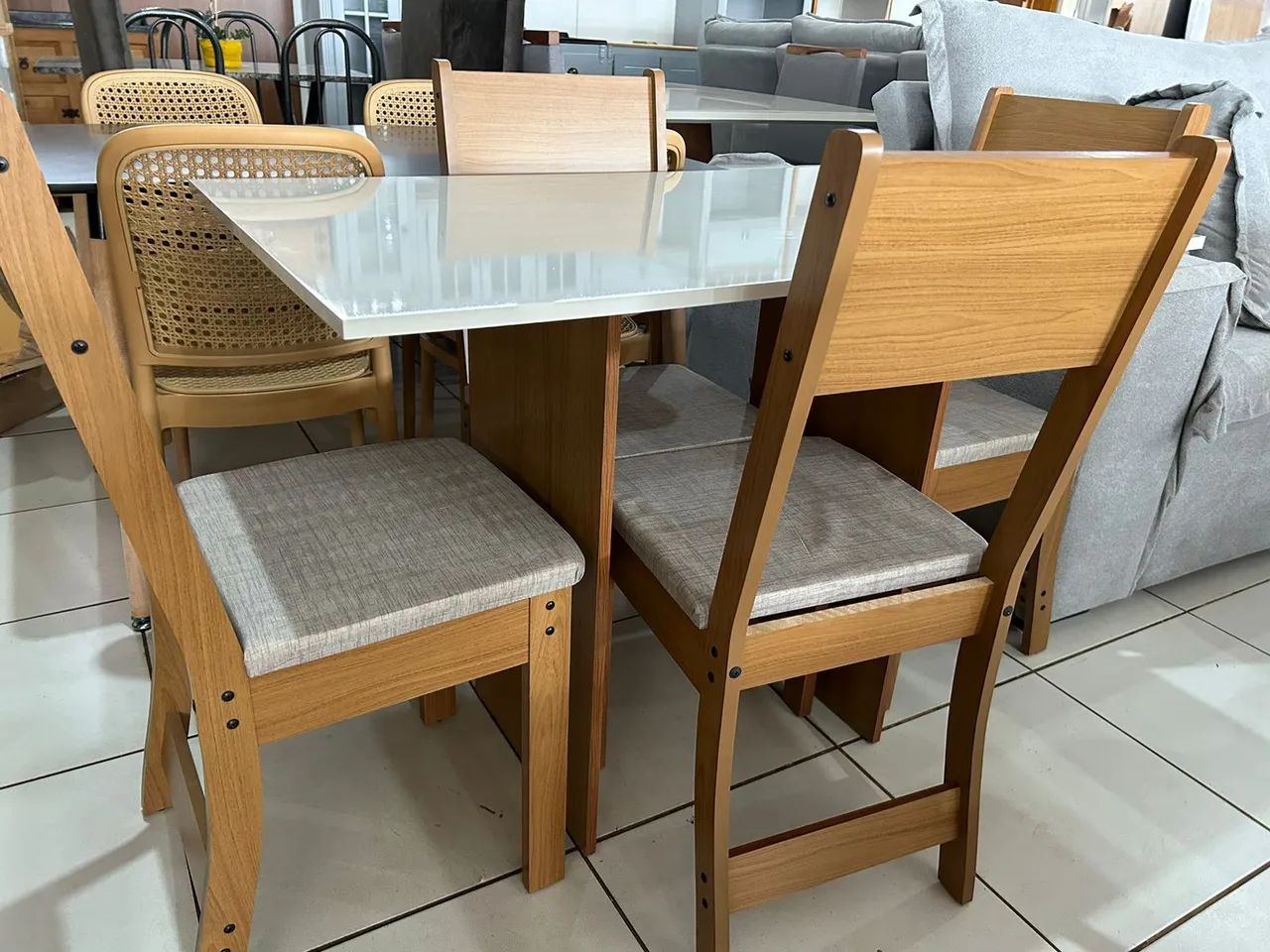 Mesa tampo MDF com 4 cadeiras assento estofado 