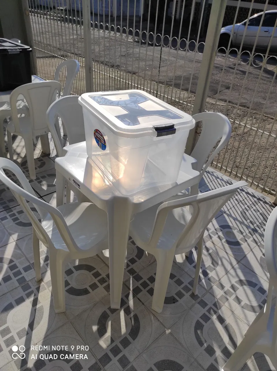 Conjunto de mesa e cadeiras de plástico