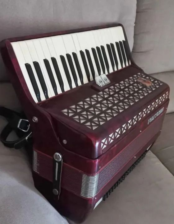 Acordeon Todeschini 120 baixos,  em terça de vóz som alto, afinada recente - Foto 5