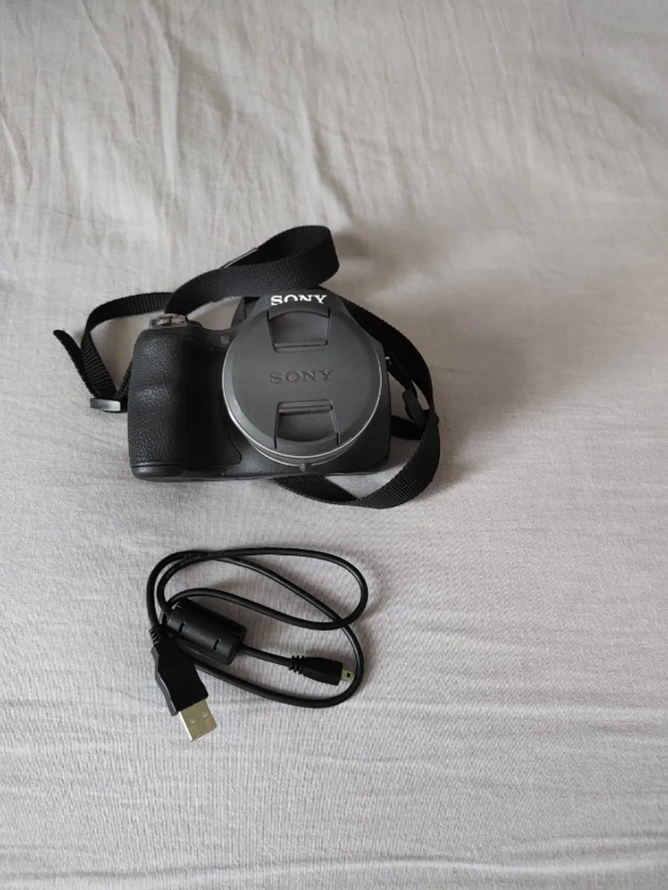 Máquina fotográfica Sony Cyber Shot DSC-H300 com cartão de memória e pilhas incluídos
