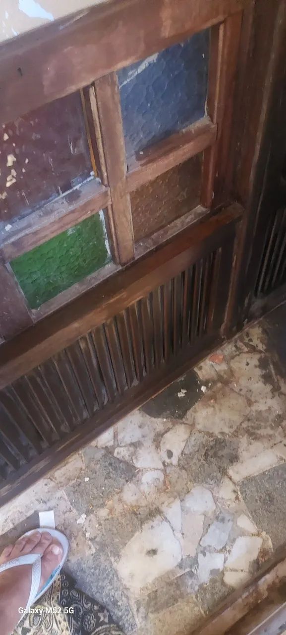 Janelas de madeira antigas com vidros - Foto 2