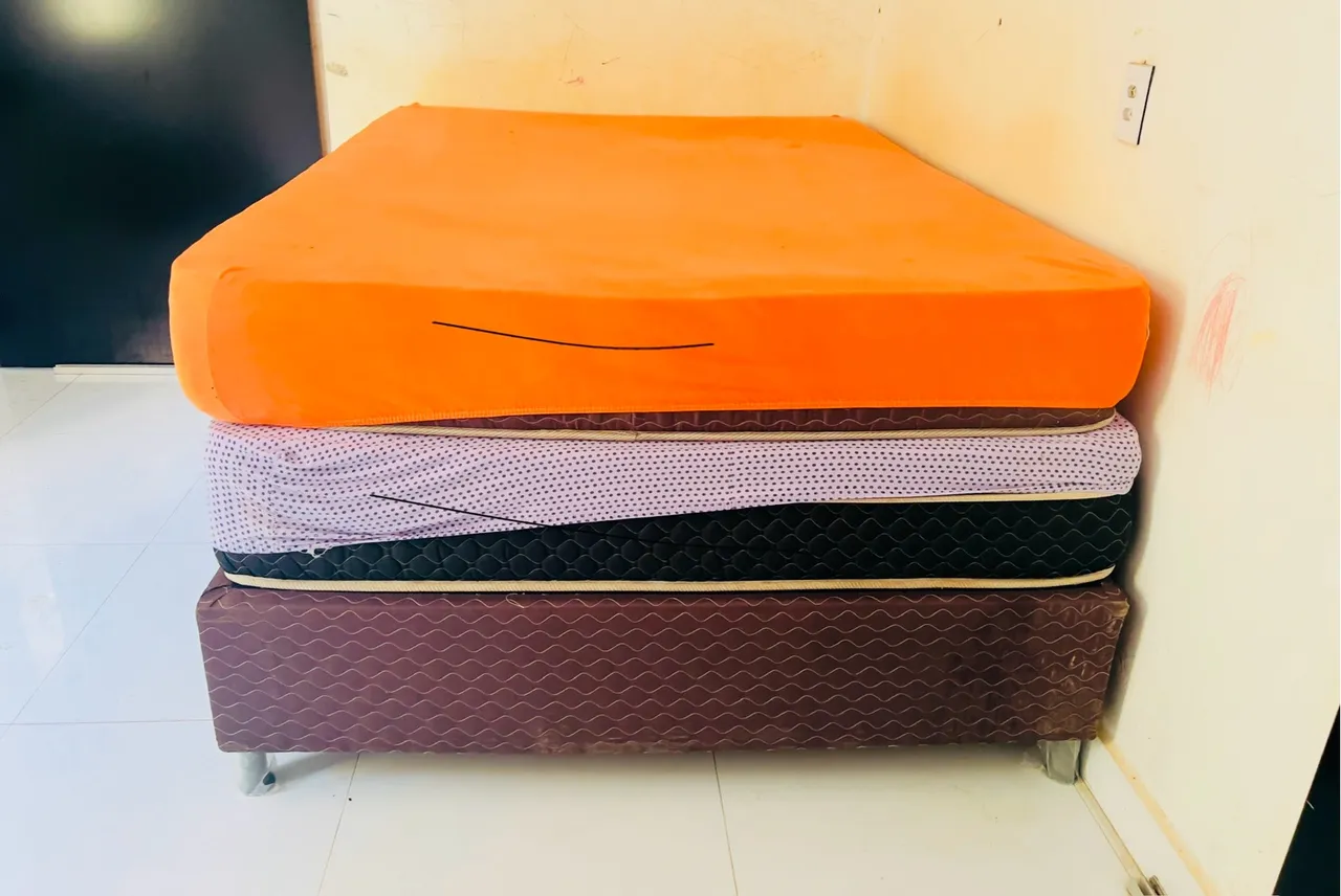 Cama e dois colchões