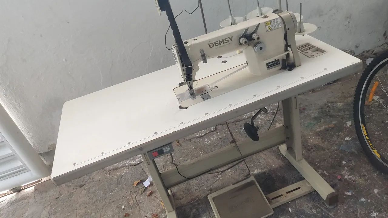 Máquina de costura ombro-a- ombro industrial.