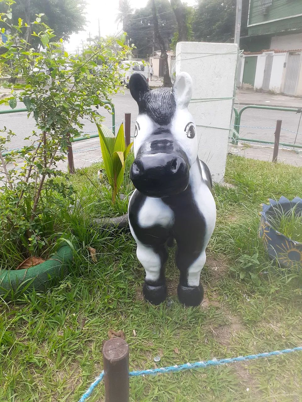 Escultura Decorativa de Vaca Sorridente - Foto 2