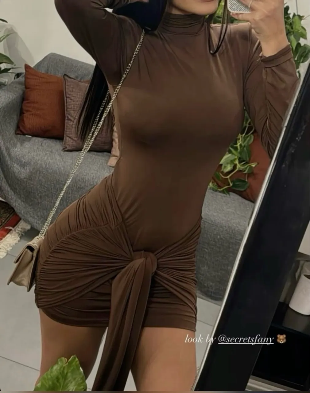 Vestido marrom de manga comprida com nó