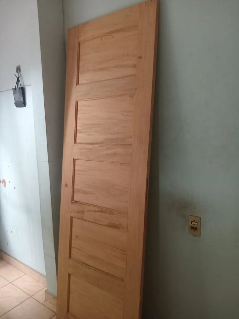 Vendo essa porta de madeira ela 80 por 2:10