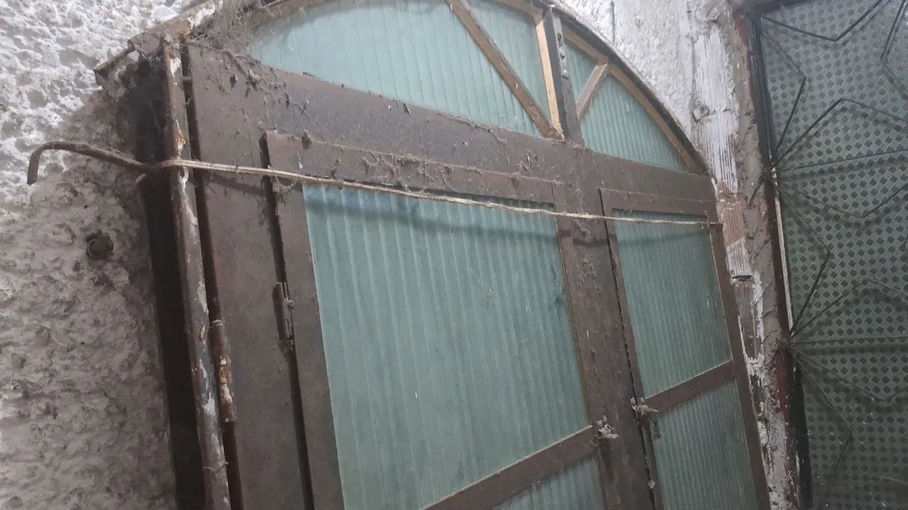 Porta de ferro com vidro - Usada - Foto 2