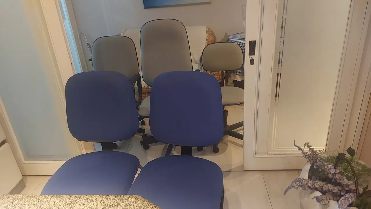 Cadeiras de escritório azuis com rodinhas
